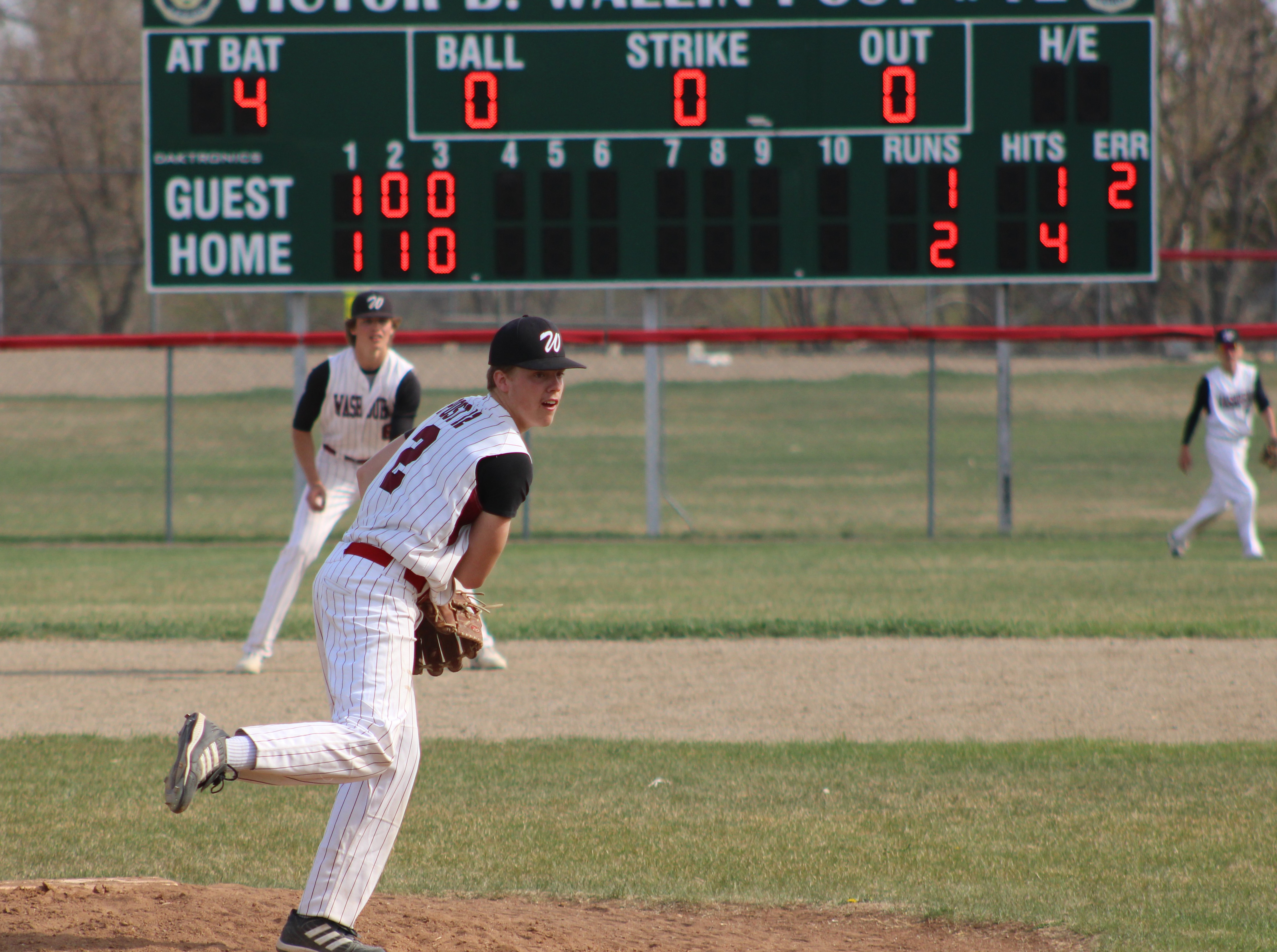 Cards pitching silences Hettinger