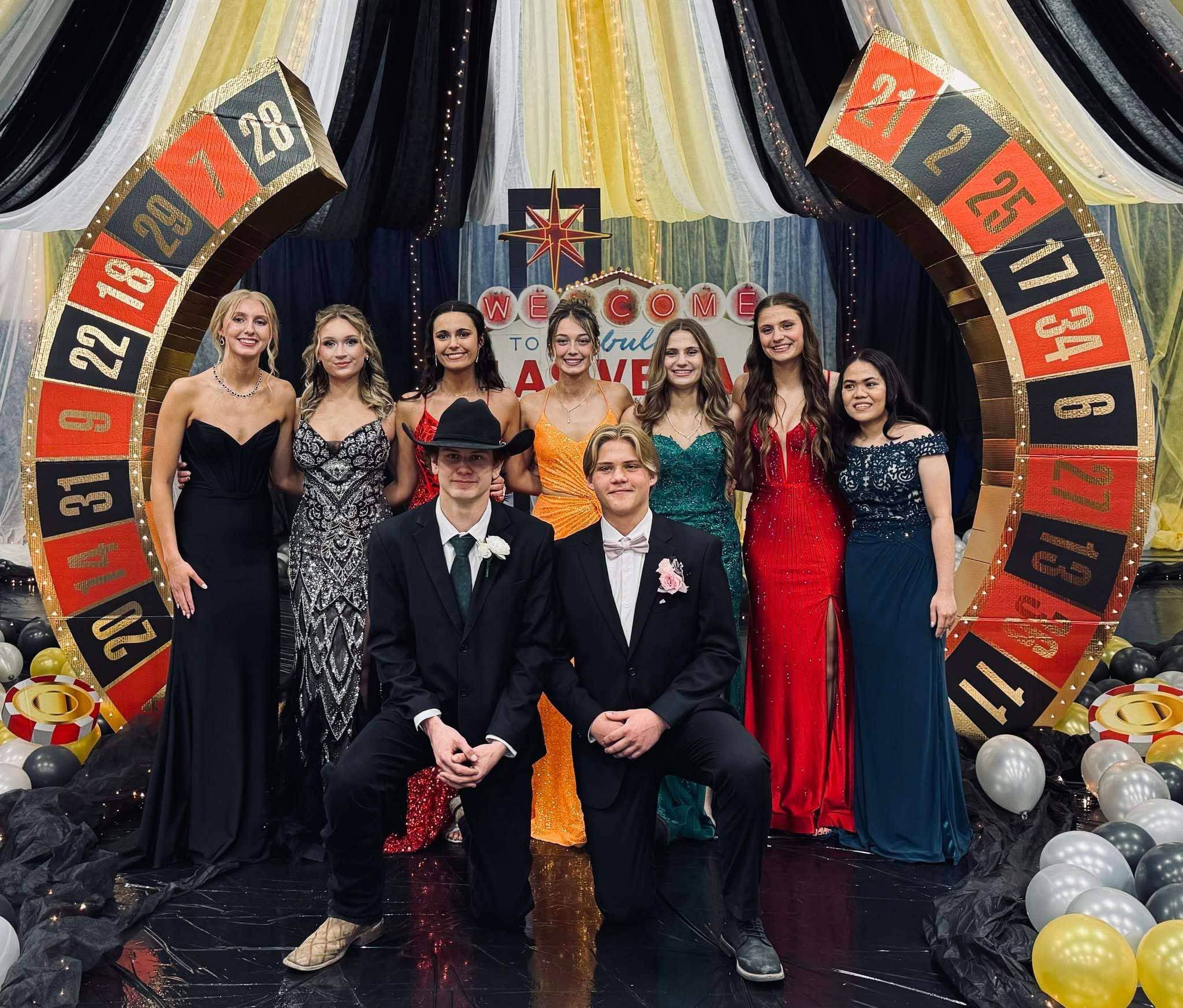 Max students try their luck at Prom