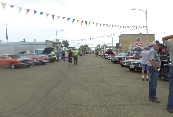 New and old street rods draw from wide area